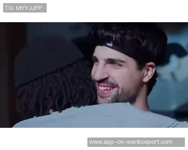 阿夫迪亚送迷你冰箱庆祝圣诞节与队友们共享节日快乐