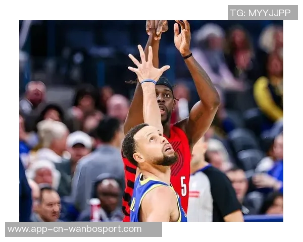 库里盛赞巴特勒训练赛表现出色攻防两端展现统治力